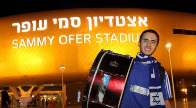 אוהד עם תוף מחוץ לסמי עופר (עמית מצפה)