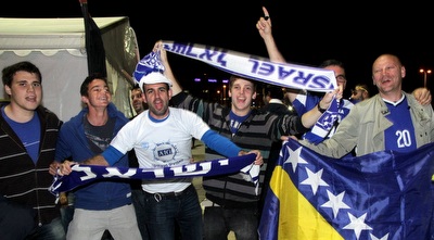 אוהדי בוסניה הנלהבים לפני המשחק (יניב גונן)