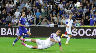 עומר דמארי מביט בכדור (יניב גונן)