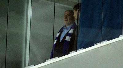 ראש הממשלה, בנימין נתניהו, צופה מהיציע (עמית מצפה)