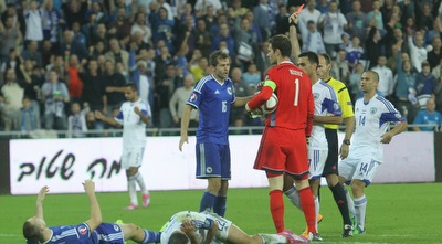 שוניץ´ מקבל אדום (עמית מצפה)