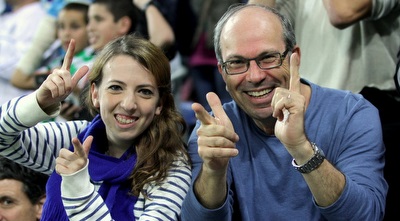 הקהל חוגג עם הפיו-פיו (יניב גונן)