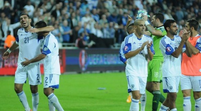 הנבחרת חוגגת בסיום (עמרי שטיין)