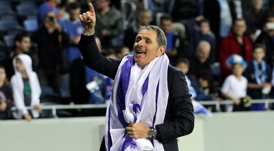 אלי גוטמן חוגג עם הדגל (יניב גונן)