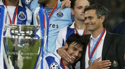 מוריניו מחבק את פריירה על רקע הגביע מוריניו מחבק את פריירה על רקע הגביע