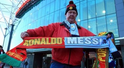 אוהד עם צעיף מחובר של רונאלדו ומסי (מערכת ONE) אוהד עם צעיף מחובר של רונאלדו ומסי (מערכת ONE)