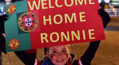 אוהד יונייטד חמוד מצפה לרונאלדו (מערכת ONE) אוהד יונייטד חמוד מצפה לרונאלדו (מערכת ONE)