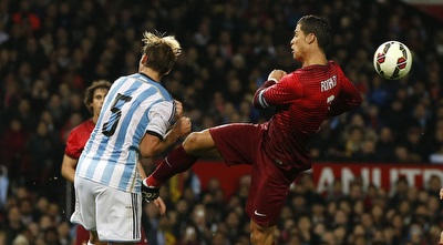 רונאלדו בועט בביגליה (רויטרס) רונאלדו בועט בביגליה (רויטרס)