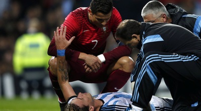 רונאלדו מתנצל על העבירה (רויטרס) רונאלדו מתנצל על העבירה (רויטרס)