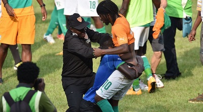 השוטר מנסה לחלץ את ג´רביניו מהאירוע השוטר מנסה לחלץ את ג´רביניו מהאירוע