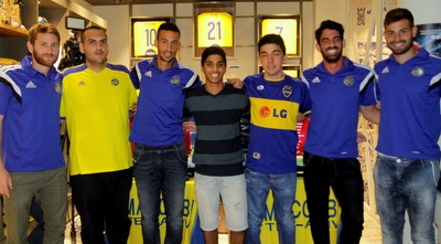 שחקני מכבי עם האוהדים (יניב גונן)