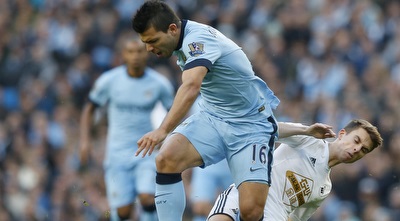 סרחיו אגוארו עובר את טום קארול (רויטרס) סרחיו אגוארו עובר את טום קארול (רויטרס)