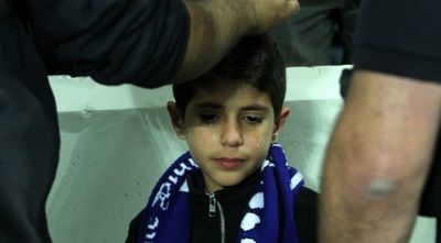 אוהד הפועל פ&qout;ת  דומע לאחר ששאף גז פלפל (עמית מצפה)