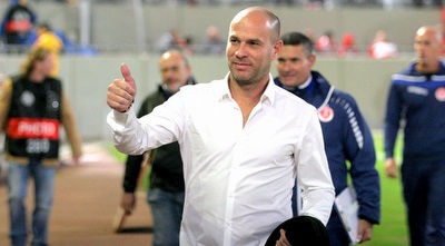 אסי דומב. מעביר לו מהניסיון שלו (משה חרמון) אסי דומב. מעביר לו מהניסיון שלו (משה חרמון)