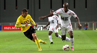 נאווקמה מתגבר על המגן שלו (רדאד ג´בארה) נאווקמה מתגבר על המגן שלו (רדאד ג´בארה)