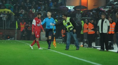 גדיר יורד מהדשא. קצת ספורטיביות ל תזיק (עמרי שטיין) גדיר יורד מהדשא. קצת ספורטיביות ל תזיק (עמרי שטיין)