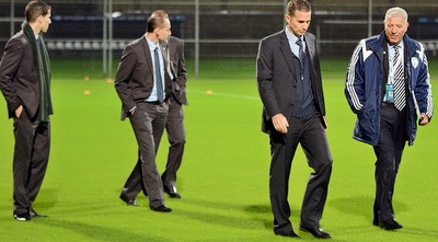 זיו אדלר בודק את מצב הדשא (ניסן עייש)