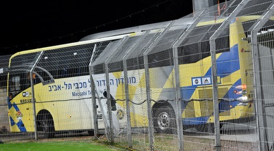 האוטובוס של מכבי ת´´א הגיע לאצטדיון בק´´ש (ניסן עייש)
