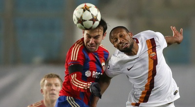 ביברס נאתכו וסיידו קייטה במאבק אווירי. ליגת האלופות זה חלום (רויטרס)