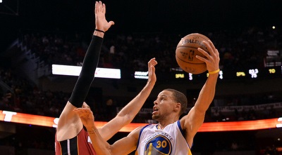 סטפן קארי מתעופף לסל (רויטרס)