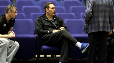 גודס צופה באימון (יניב גונן)