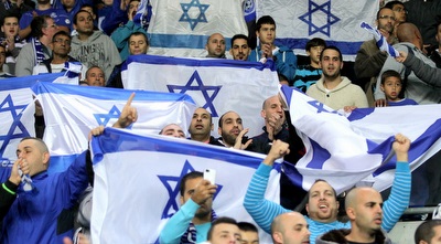 אוהדי הפועל פ&qout;ת עם דגלי ישראל (יניב גונן)