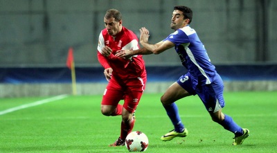 עלי עותמאן במאבק על כדור (יניב גונן)