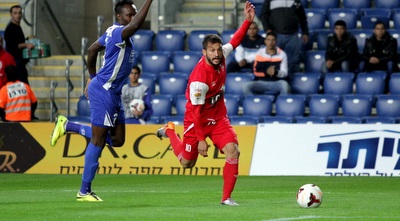 מוחמד גדיר מנסה להשיג את הכדור (יניב גונן)