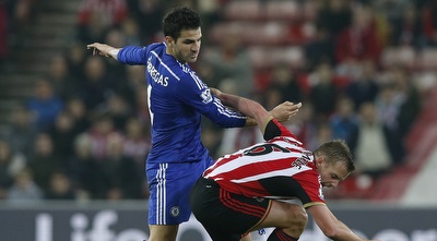 פברגאס וקאטרמול נאבקים על הכדור (רויטרס)