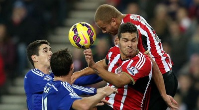 שחקני צ´לסי וסנדרלנד במאבק על הכדור (מערכת ONE)