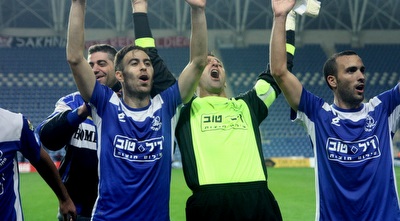 שחקני הפועל פ&qout;ת מודים לקהל (יניב גונן)