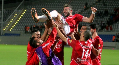 שחקני הפ´ מניפים את סארי פלאח. אביו: &qout;טוב לו שם&qout; (משה חרמון) שחקני הפ´ מניפים את סארי פלאח. אביו: &qout;טוב לו שם&qout; (משה חרמון)