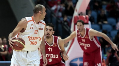 מאיר טפירו מתחיל התקפה (אורן בן חקון)