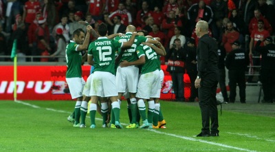 שחקני מכבי חיפה חוגגים (עמית מצפה)