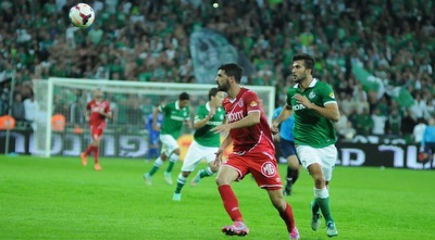 שלומי אזולאי מביט בכדור (עמרי שטיין)