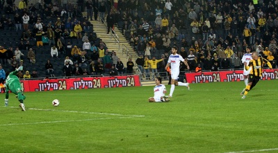 איציק כהן כובש (אורן בן חקון)