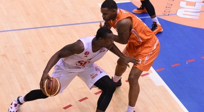 גייטס מנסה להתקדם לסל (נעם מורנו)