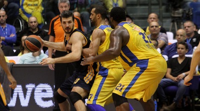 סופו ורנדל שומרים על באניץ´ (חגי ניזרי)