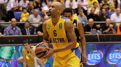 דווין סמית´ זורק (חגי ניזרי)