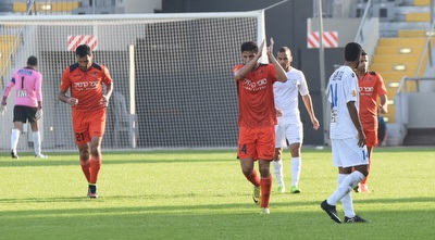 צרויה לאחר השער (נעם מורנו) צרויה לאחר השער (נעם מורנו)