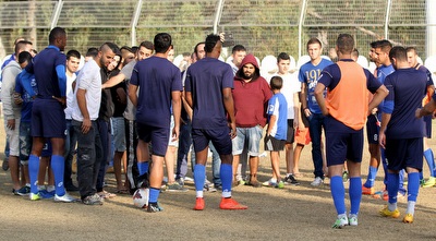 אוהדי הפועל פ&qout;ת מדברים עם השחקנים (רדאד ג´בארה) אוהדי הפועל פ&qout;ת מדברים עם השחקנים (רדאד ג´בארה)