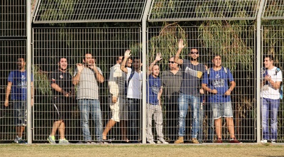 אוהדי הפועל פ&qout;ת באימון (רדאד ג´בארה) אוהדי הפועל פ&qout;ת באימון (רדאד ג´בארה)