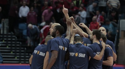 שחקני הפועל אילת בפתיחה (אורן בן חקון)