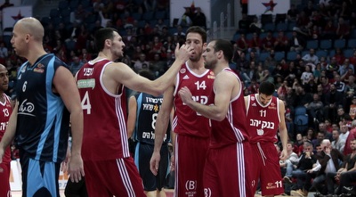שחקני הפועל ירושלים חוגגים אחרי סל נהדר (אורן בן חקון)
