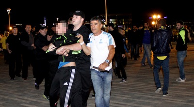 המאבטחים מפרידים בין האוהדים (רדאד ג&acute;בארה)