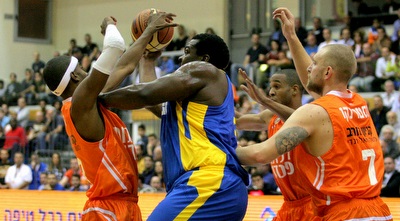 שחורטציאניטיס ושון דאוסן נאבקים (משה חרמון)