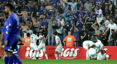 אלטמן חוגג עם חבריו (יניב גונן)