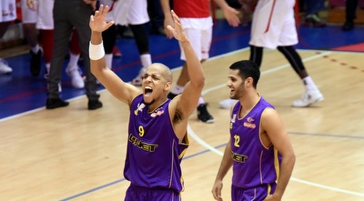 שחקני חולון חוגגים (נעם מורנו)