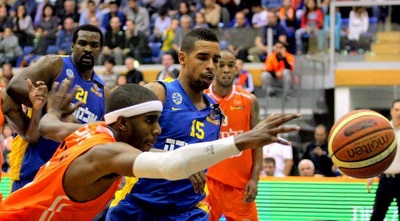 שון דאוסן וסילבן לנדסברג נאבקים (משה חרמון)