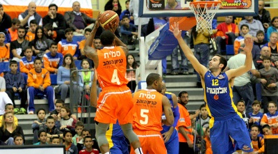 ג´רי סמית´ זורק (משה חרמון)